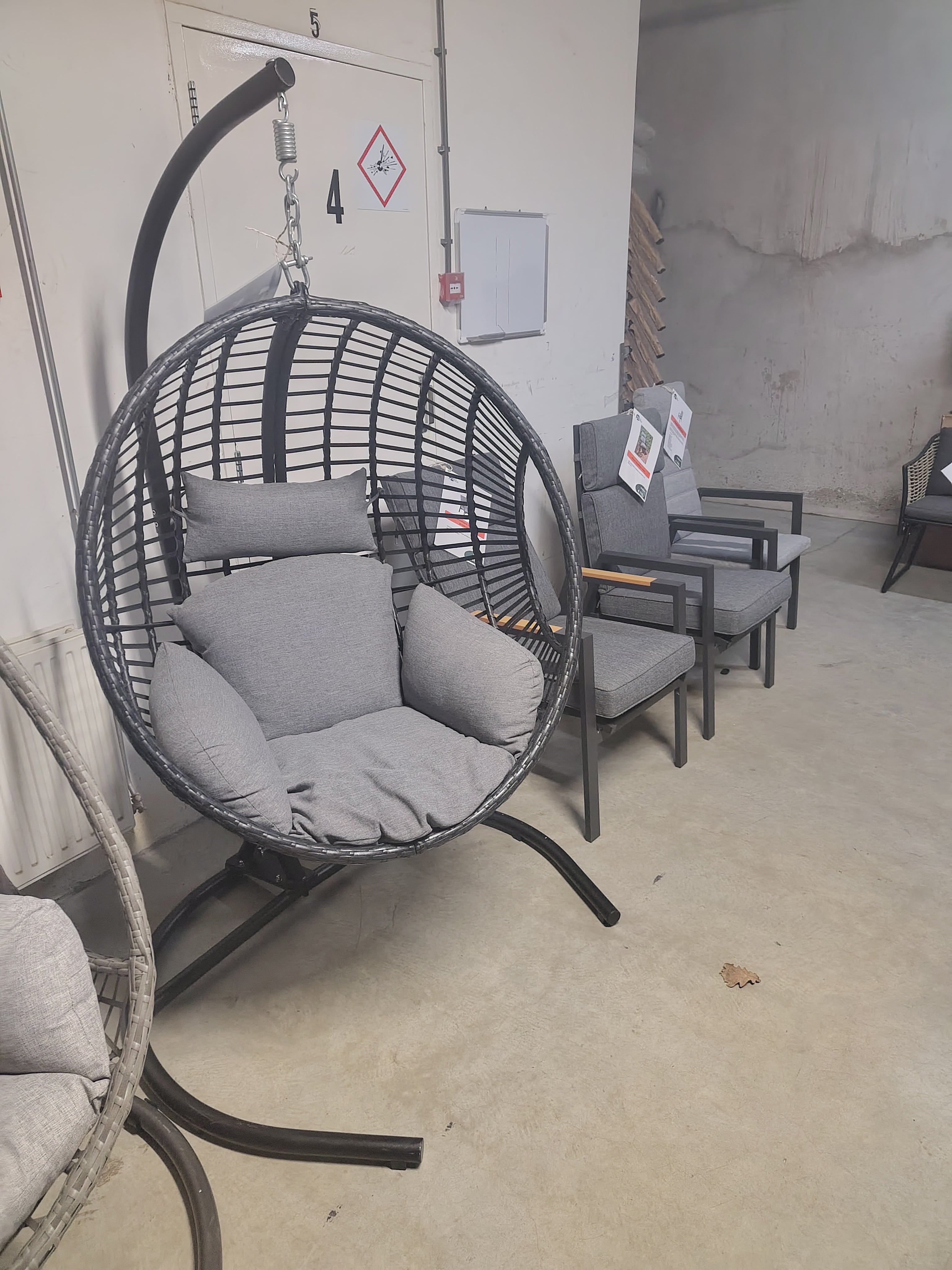 Dusty hangstoel relax black