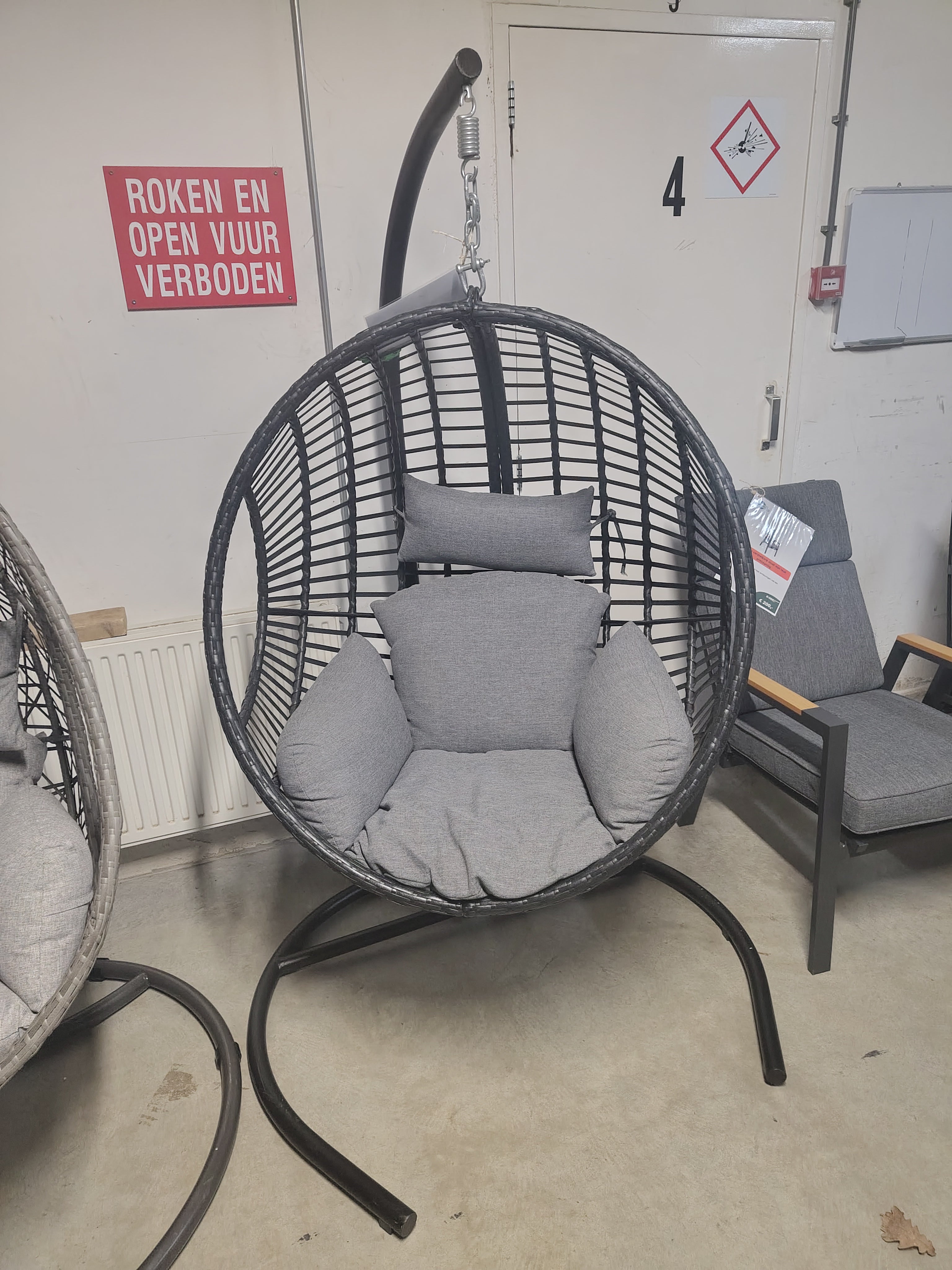 Dusty hangstoel relax black
