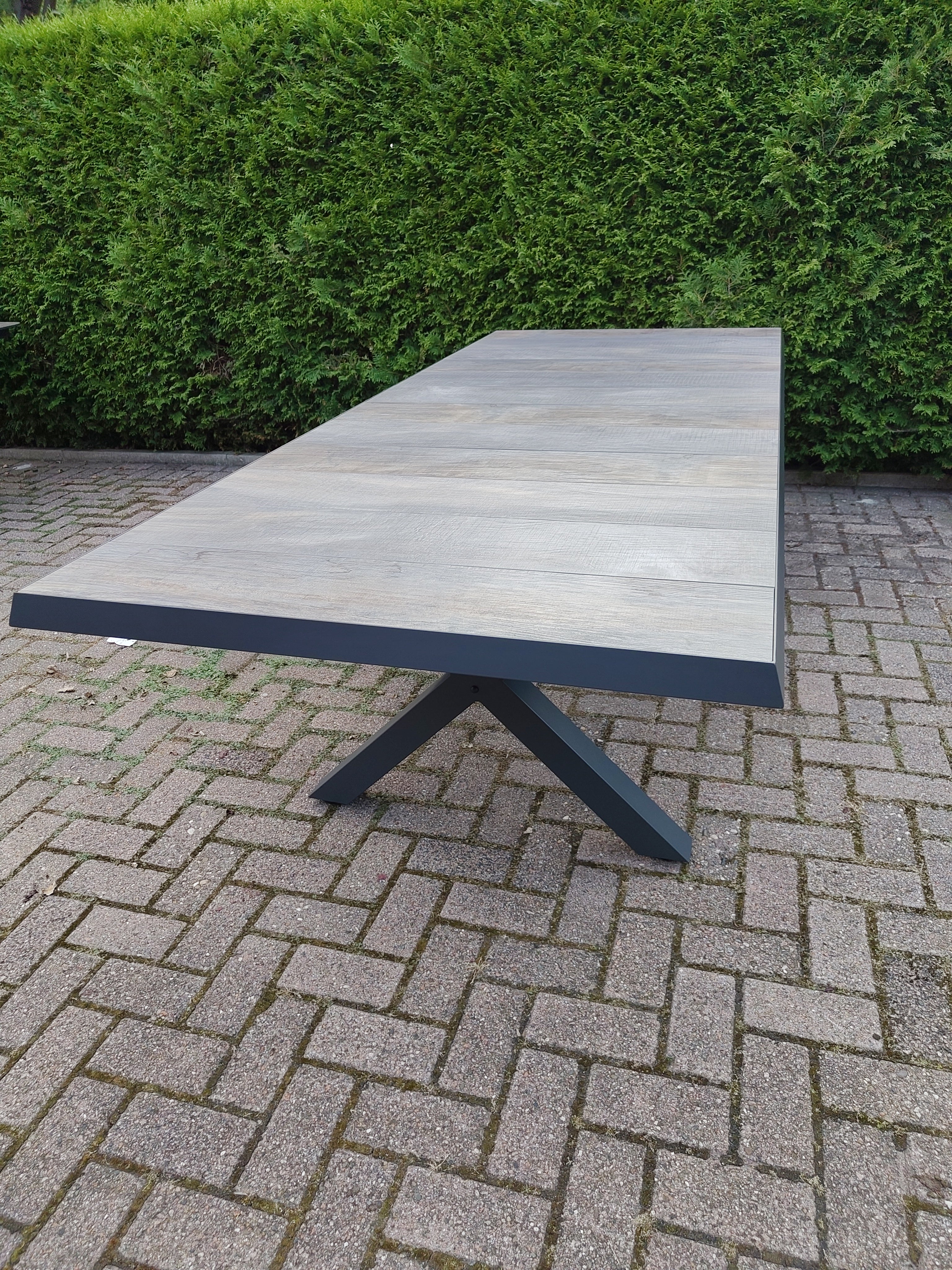 Tafel Castilla Negro Met Kruispoot 243x103cm